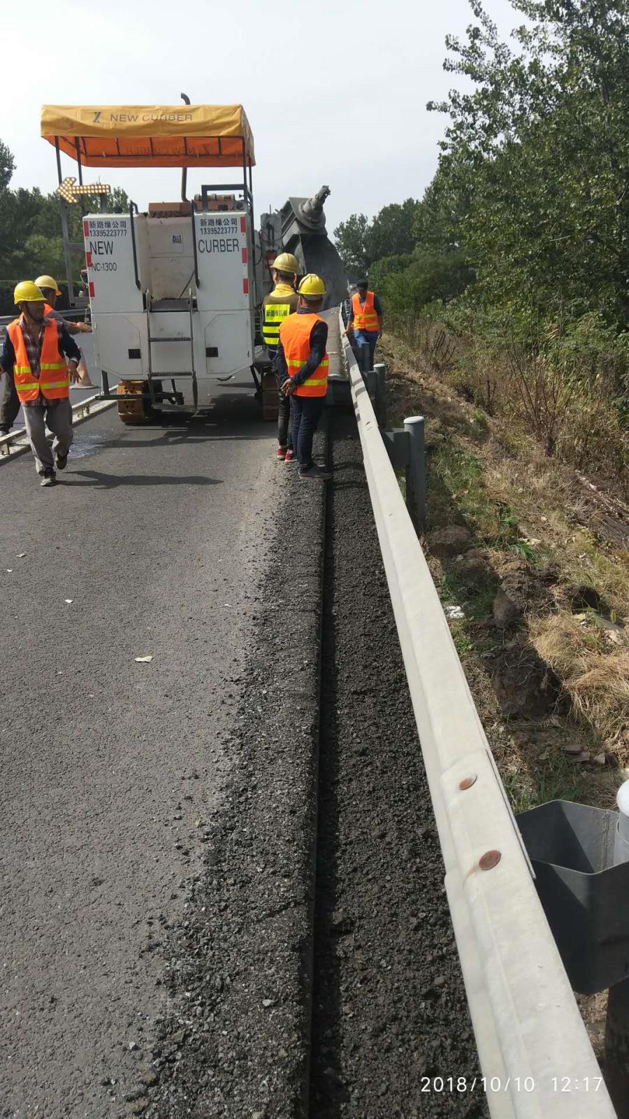 2018年10月宿淮鹽高速路肩硬化側向銑刨.jpg 2018年10月宿淮鹽高速路肩硬化側向銑刨.jpg