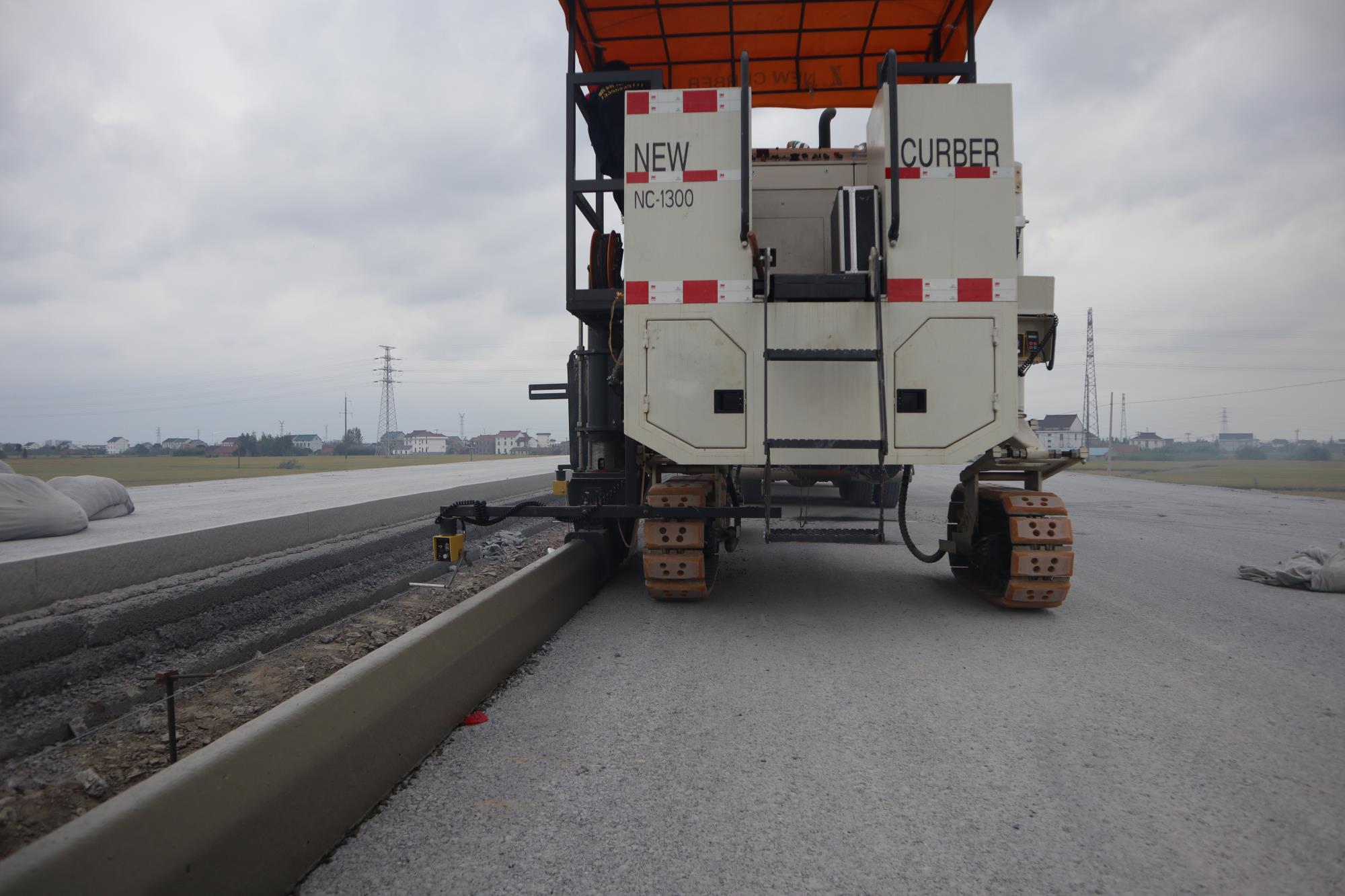 多功能路緣石滑模機，一機多用，一次成型滑模施工