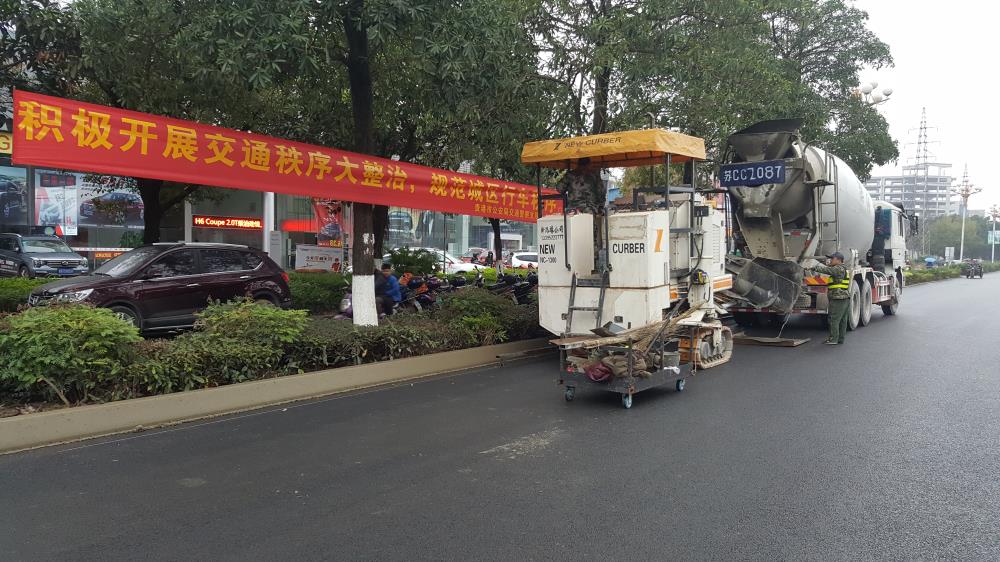 為什么說路緣石滑模機(jī)是混凝土滑模攤鋪的好幫手呢？