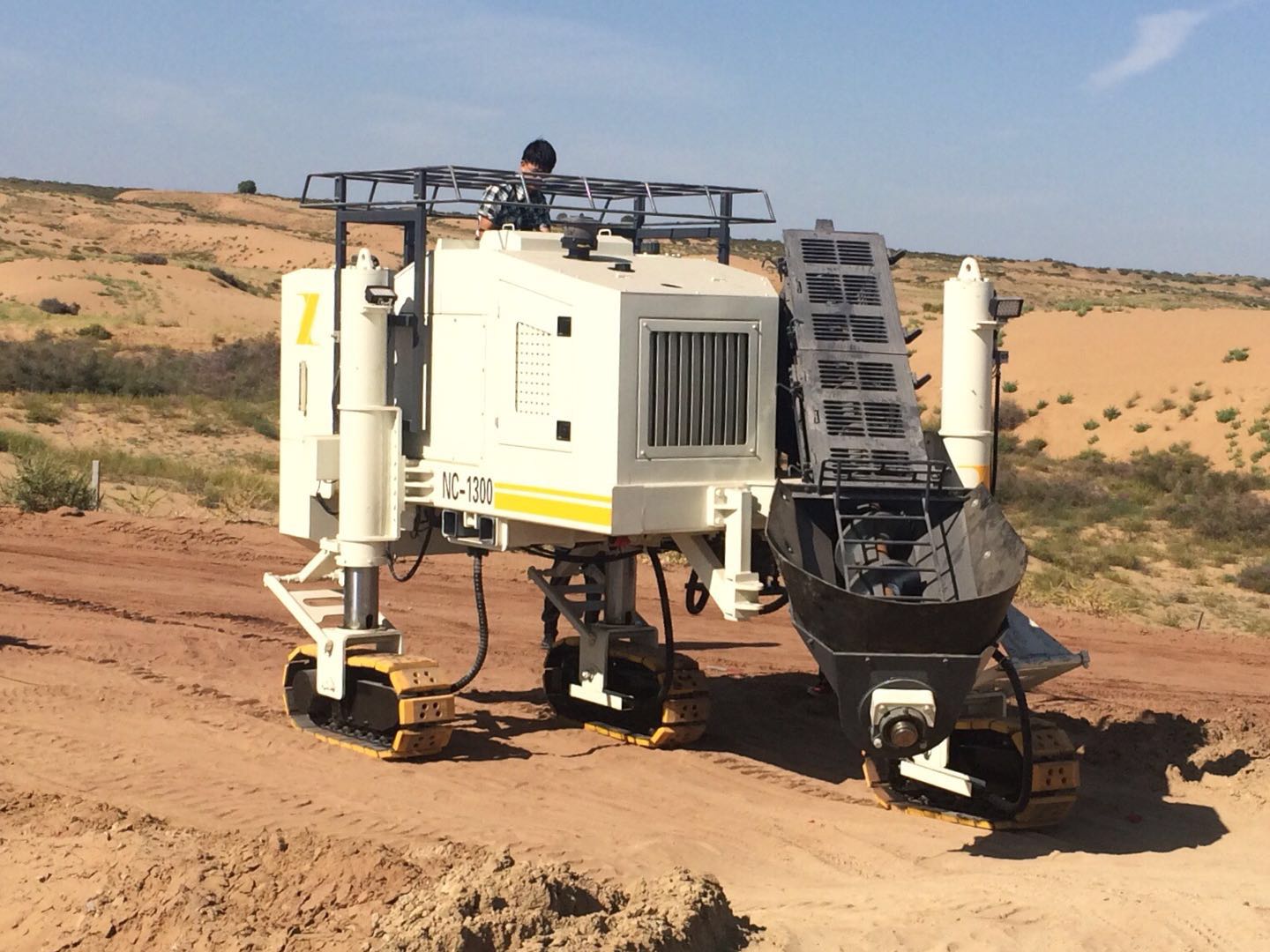 混凝土路緣石滑模機(jī)在滑模施工時要怎樣操作才能使工程完美？