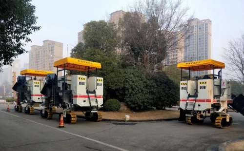 作為公路施工中的重要路面機械，混凝土路緣石滑模攤鋪機必須跟上時代步伐