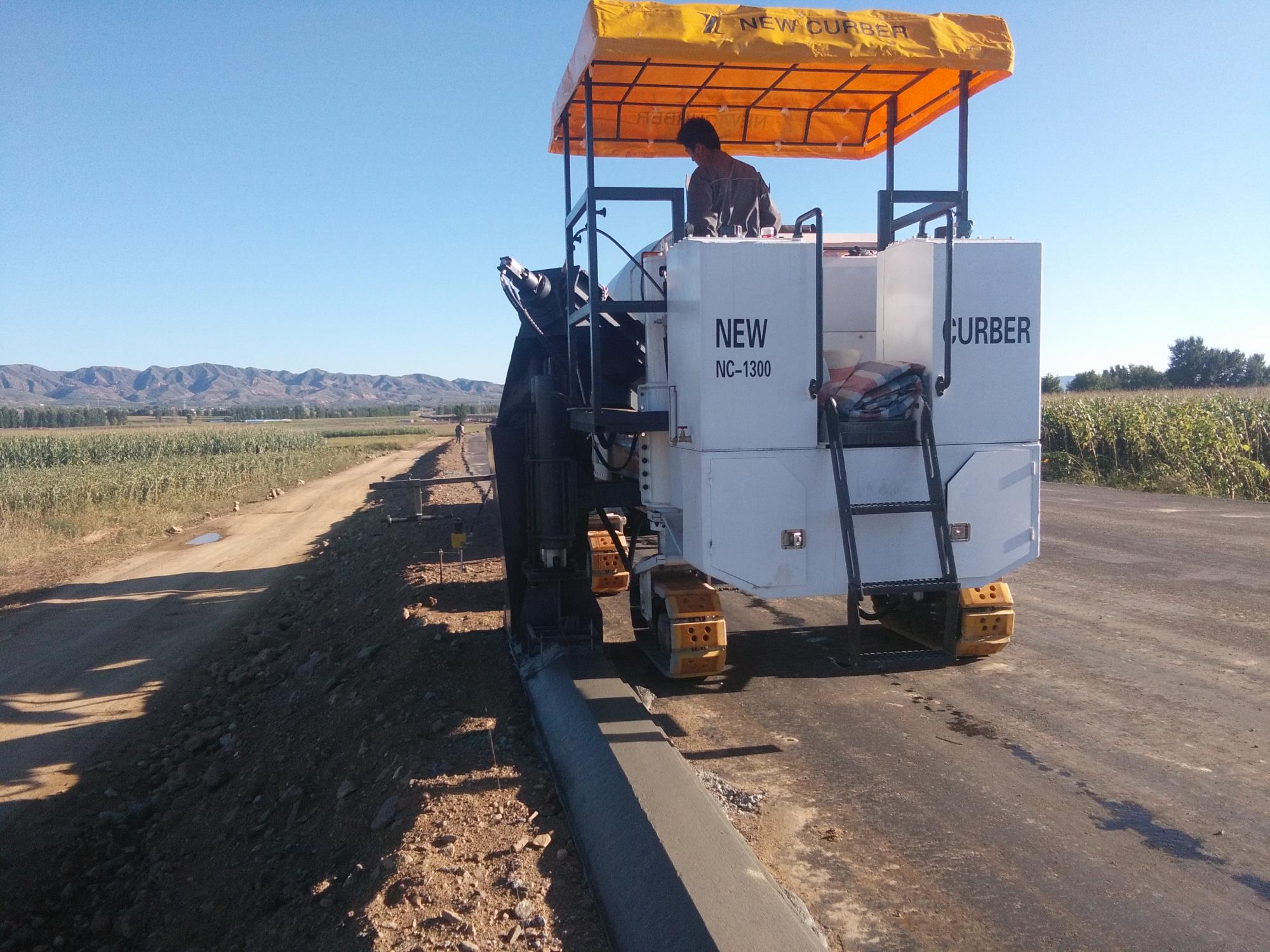 使用混凝土路緣石滑模機(jī)滑模攤鋪節(jié)省了不少人力財力，值得推薦！