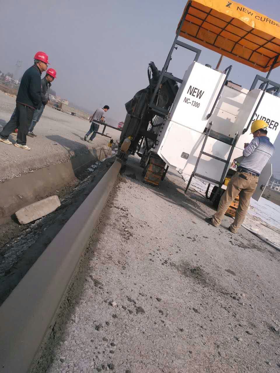 新路緣NC1300混凝土路緣石滑模機(jī)強(qiáng)大的背后不但是產(chǎn)品技術(shù)，還有完善的售后服務(wù)