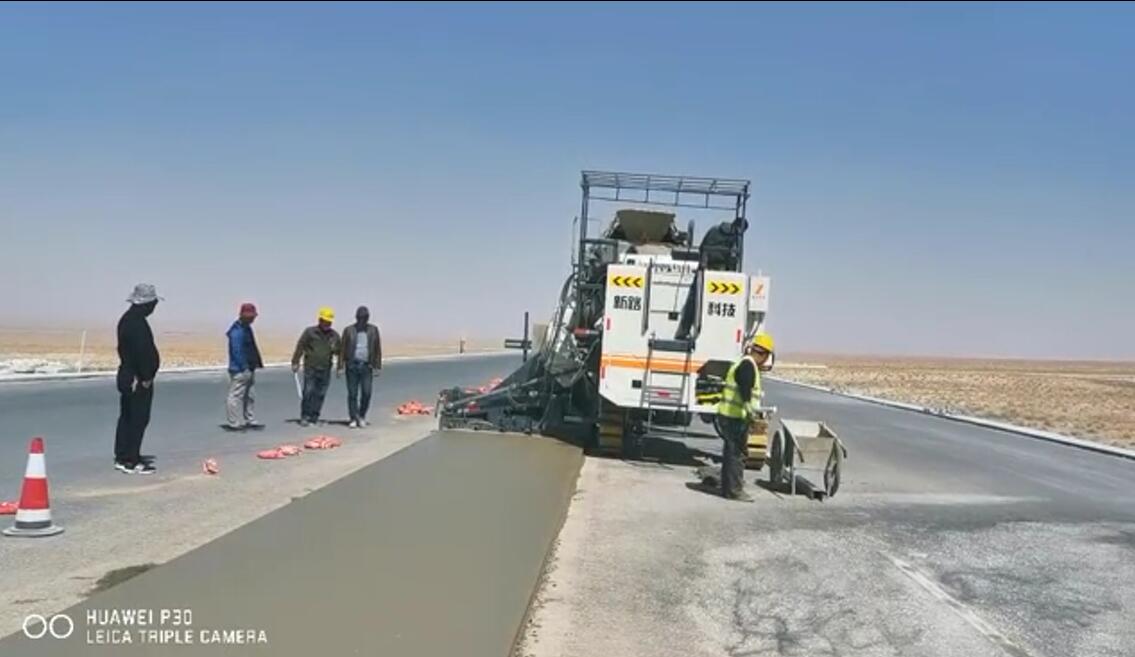 NC1300混凝土滑模攤鋪機在甘肅敦煌做的2米寬路肩