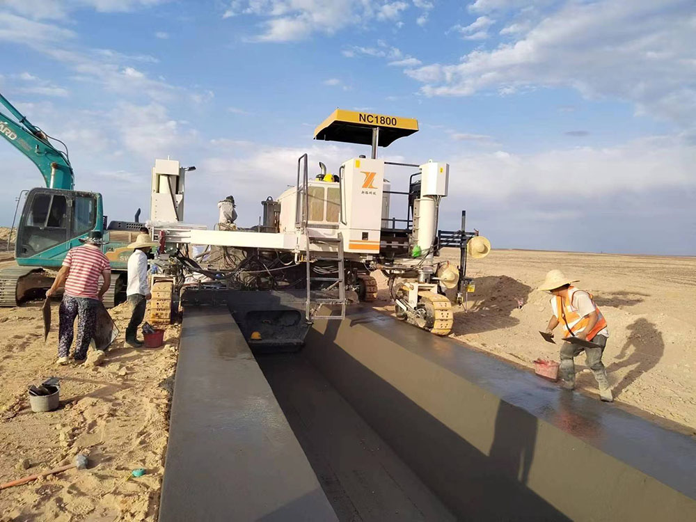 滑模攤鋪機1.jpg 滑模攤鋪機1.jpg